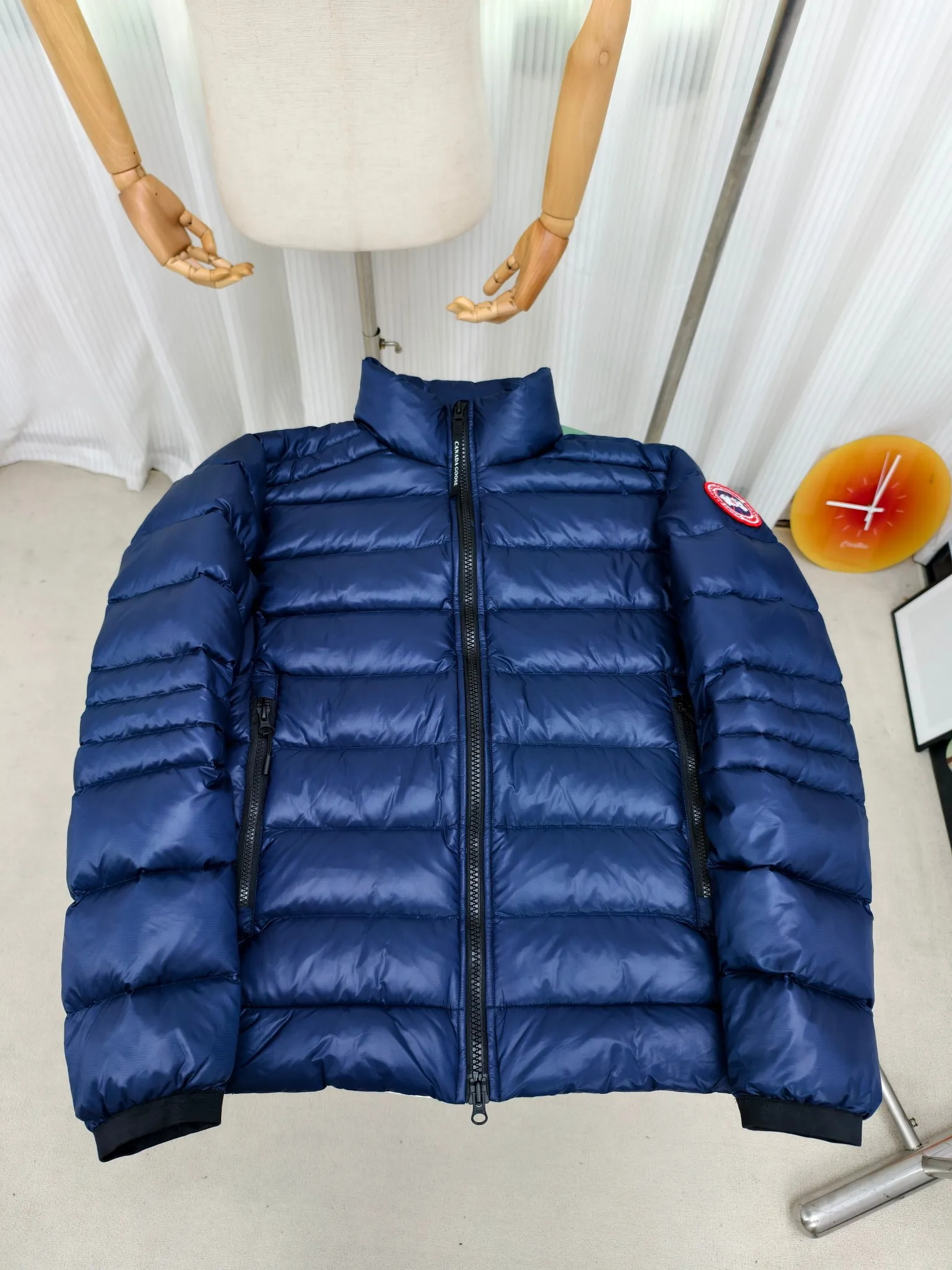 P880 2228M model (high version) Canada goose Crofton down jacket, this is a down jacket suitable for late autumn and early winter: on cold and rainy mornings, it can be used as a layer of warmth inside the rainproof jacket, and can be worn alone in the late autumn and early winter with a little bit of coolness. Filled with white duck down. The Crofton Jacket is a versatile, lightweight and versatile piece that even packs itself in for easy transport. The inner layer has removable elastic straps, making the jacket easy to carry on the shoulder and hands-free. 2 zippered hand pockets with fleece fabric on the knuckle side for softness and warmth. Color: black with black label, black with red label, ocean blue, superoxide blue, silver birch red label, silver birch black label Size: XS-2XL